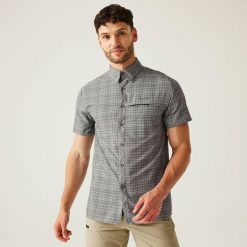 Travel Packaway męska koszula z krótkim rękawem. Zielone koszule męskie Regatta, m, bez wzorów, eleganckie, bez kołnierzyka, bez ramiączek. Za 232.00 zł.