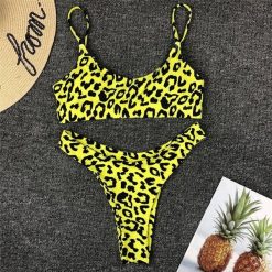 Bikini push-up ze stringami na plażę i basen UV odporne Andriette. Czerwone bikini Intica, bez wzorów, z materiału. W wyprzedaży za 129.00 zł.