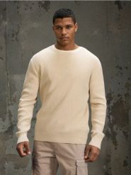 Bawełniany sweter o grubym splocie - kremowy. Białe swetry męskie Sinsay, l, bez wzorów, z bawełny, bez kołnierzyka, bez ramiączek. Za 49.99 zł.
