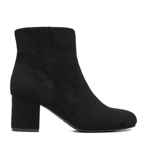 Botki JENNY. Czarne botki damskie Jenny, bez wzorów, bez obcasa, na słupku, bez zapięcia. Za 139.99 zł.