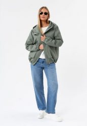 Luźna kurtka z kapturem J-AFINIS. Zielone kurtki sportowe damskie Volcano, na wiosnę, s, bez wzorów, z materiału, bez ramiączek, z kapturem. Za 299.99 zł.