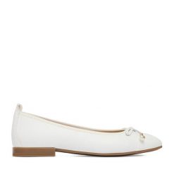 Baleriny Lasocki. Białe balerinki damskie Lasocki, bez wzorów, bez obcasa, bez zapięcia. Za 169.99 zł.