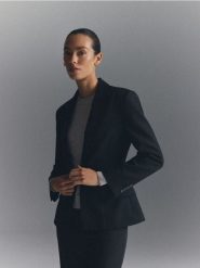 Marynarka slim fit z wełną - czarny. Czarne marynarki i żakiety damskie Reserved, bez wzorów, z tkaniny, bez kołnierzyka, bez ramiączek. Za 399.99 zł.