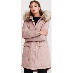 Ocieplana parka z kapturem - Różowy. Czerwone parki damskie Reserved, bez wzorów, z kapturem. Za 299.99 zł.