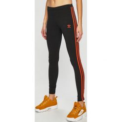 Adidas Originals - Legginsy. Czarne legginsy damskie adidas Originals, bez wzorów, z bawełny. W wyprzedaży za 99.90 zł.