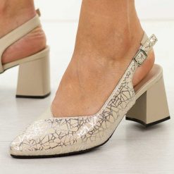 Beżowe skórzane czółenka damskie Cambell 35306. Brązowe czółenka damskie Cambell, na lato, bez wzorów, ze skóry, biznesowe, bez obcasa, na słupku, bez zapięcia. Za 219.00 zł.