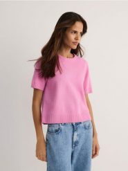 Wełniany sweter z krótkimi rękawami - różowy. Czerwone swetry nierozpinane damskie Reserved, l, bez wzorów, z dzianiny, bez kołnierzyka, bez ramiączek. W wyprzedaży za 99.99 zł.