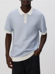Sweter polo ze strukturalnej dzianiny - jasnoniebieski. Niebieskie swetry męskie Reserved, l, bez wzorów, z bawełny, bez kołnierzyka, bez ramiączek. Za 119.99 zł.