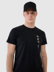 4F T-shirt regular z nadrukiem męski - czarny S. Czarne t-shirty męskie 4F, m, bez wzorów, z bawełny, bez kołnierzyka, bez ramiączek. W wyprzedaży za 59.99 zł.