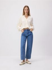 Jeansy straight leg z przeszyciami - niebieski. Niebieskie jeansy damskie Reserved, bez wzorów, z denimu. W wyprzedaży za 89.99 zł.