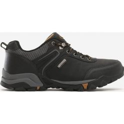 Czarne Buty Sportowe Twisp. Czarne buty sportowe męskie Born2be, z aplikacjami, z nubiku, bez zapięcia. Za 109.99 zł.