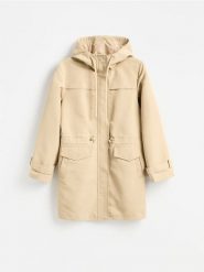 Długa parka z kapturem - beżowy. Brązowe parki damskie Reserved, l, bez wzorów, z tkaniny, z kapturem. Za 179.99 zł.
