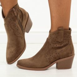 Brązowe botki damskie, kowbojki S.Barski 8147. Brązowe botki damskie S.BARSKI, na jesień, w ażurowe wzory, z jeansu, boho, bez obcasa, na obcasie, bez zapięcia. Za 249.00 zł.