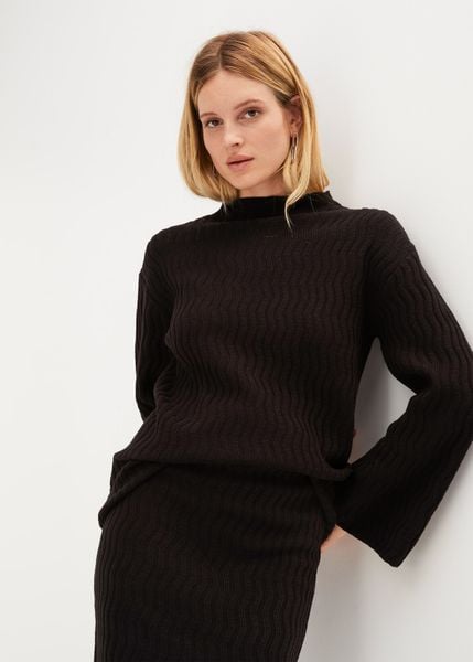 Sweter z cienkiej dzianiny w strukturalny wzór. Czarne swetry nierozpinane damskie bonprix, bez wzorów, z dzianiny, bez kołnierzyka, bez ramiączek. Za 109.99 zł.