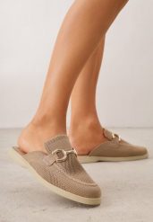Ciemnobeżowe Klapki Mule Ozdobione Klamrą Peromela. Brązowe klapki damskie Renee, bez wzorów, z dzianiny, eleganckie, bez obcasa, na płaskiej podeszwie, bez zapięcia. Za 89.99 zł.