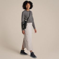 Damska spódnica midi Craghoppers NosiLife Pro. Brązowe spódnice damskie Craghoppers, bez wzorów, eleganckie, midi. W wyprzedaży za 350.10 zł.