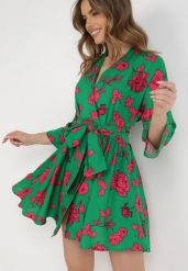 Zielona Sukienka Naesousa. Zielone sukienki damskie Born2be, l, bez wzorów, z materiału, bez kołnierzyka, bez ramiączek, mini, kopertowe. Za 129.99 zł.