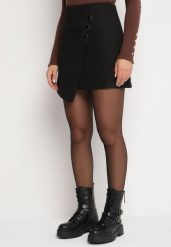 Czarna Kopertowa Spódnica o Trapezowym Kroju Ozdobiona Guzikami Niloria. Czarne spódnice damskie Born2be, na co dzień, l, z aplikacjami, eleganckie, mini, kopertowe. Za 89.99 zł.