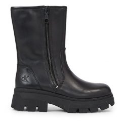Botki Calvin Klein Jeans. Czarne botki damskie Calvin Klein Jeans, bez wzorów, z jeansu, bez obcasa, na płaskiej podeszwie, bez zapięcia. Za 929.99 zł.