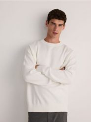 Gładki sweter z bawełną - biały. Białe swetry męskie Reserved, l, bez wzorów, z bawełny, bez kołnierzyka, bez ramiączek. W wyprzedaży za 39.99 zł.