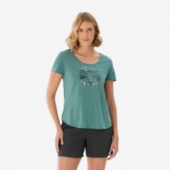 Koszulka turystyczna z krótkim rękawem damska Quechua NH500. Zielone bluzki damskie QUECHUA, m, bez wzorów, z bawełny, sportowe, bez kołnierzyka, bez ramiączek. Za 49.99 zł.