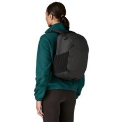 Plecak miejski Atom Day Pack 24L. Czarne plecaki damskie Patagonia, bez wzorów, sportowe. Za 439.99 zł.