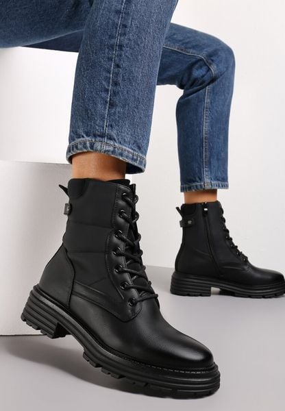 Czarne Botki w Stylu Workerów Grunge Lenikka. Czarne botki damskie Renee, bez wzorów, z jeansu, bez obcasa, na płaskiej podeszwie, bez zapięcia. Za 79.99 zł.