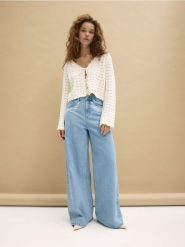 Jeansy wide leg z haftem - niebieski. Niebieskie jeansy damskie Reserved, bez wzorów, z bawełny. W wyprzedaży za 89.99 zł.