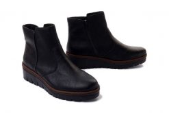 RIEKER X9165-00 black, botki damskie. Czarne botki damskie Rieker, na zimę, bez wzorów, bez obcasa, na koturnie, bez zapięcia. Za 329.90 zł.