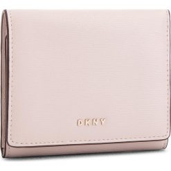 Mały Portfel Damski DKNY - Bryant Trifld Wallet R7413100 Iconic Bls 3IB. Czerwone portfele damskie DKNY, ze skóry. W wyprzedaży za 279.00 zł.