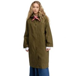 Damski woskowany płaszcz Siroko Skye-W Green. Zielone płaszcze damskie SIROKO, l, bez wzorów, z bawełny, klasyczne, bez kołnierzyka. Za 506.00 zł.