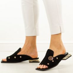 Czarne skórzane klapki damskie DiA 3061. Czarne klapki damskie DiA, na lato, bez wzorów, ze skóry, eleganckie, bez obcasa, na obcasie, bez zapięcia. Za 379.00 zł.