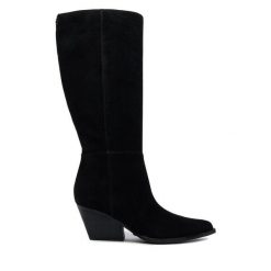 Kozaki Guess. Czarne kozaki damskie Guess, z aplikacjami, bez obcasa, na słupku, bez zapięcia. Za 899.99 zł.