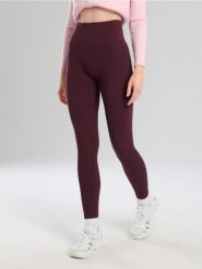 Prążkowane legginsy - czerwony. Czerwone legginsy damskie Sinsay, bez wzorów, prążkowane. Za 39.99 zł.