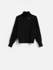 Sweter z ozdobnym detalem - czarny. Czarne swetry nierozpinane damskie Reserved, l, bez wzorów, z dzianiny, bez kołnierzyka, bez ramiączek. Za 149.99 zł.