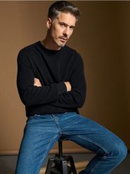 Sweter - czarny. Czarne swetry męskie Sinsay, l, bez wzorów, bez kołnierzyka, bez ramiączek. W wyprzedaży za 35.99 zł.
