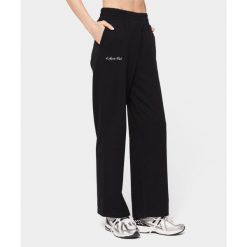 Szerokie spodnie dresowe dla kobiet Carpatree Sports Club. Czarne spodnie sportowe damskie Carpatree, bez wzorów, z dresówki, retro, na fitness i siłownię. Za 229.99 zł.