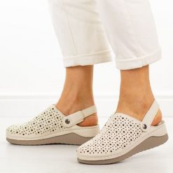 Beżowe klapki damskie na koturnie Vinceza 85206. Brązowe klapki damskie VINCEZA, na lato, bez wzorów, z jeansu, casualowe, bez obcasa, na koturnie, bez zapięcia. Za 139.00 zł.