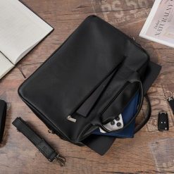 Torba męska skóra ekologiczna na dokumenty A4 laptopa czarna Beltimore M06. Czarne torby na laptopa damskie bez wzorów, ze skóry ekologicznej. Za 197.99 zł.