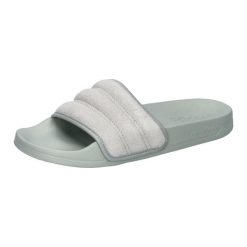 Klapki basenowe adidas Adilette Noshower. Zielone klapki damskie Adidas, bez wzorów, z materiału, eleganckie, bez obcasa, bez zapięcia. Za 176.00 zł.