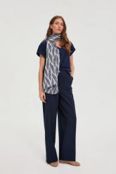 Szal w roślinny wzór granatowy. Niebieskie szaliki damskie MOODO, bez wzorów, z poliesteru. Za 59.99 zł.