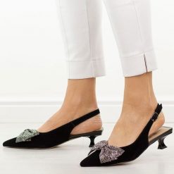 Czarne skórzane sandały damskie DiA 3130. Czarne sandały damskie DiA, bez wzorów, ze skóry, bez obcasa, na obcasie, bez zapięcia. W wyprzedaży za 315.92 zł.