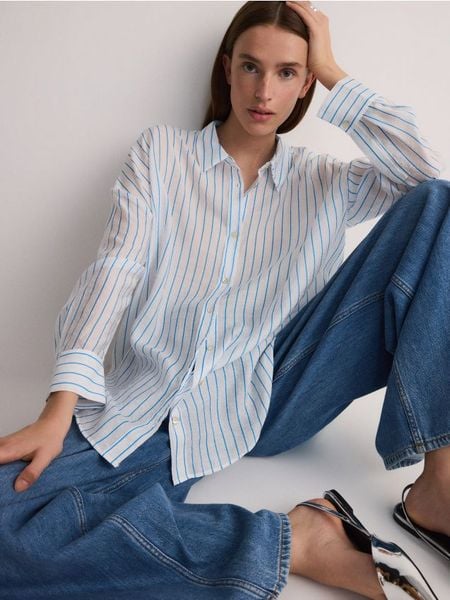 Koszula w paski - jasnoniebieski. Niebieskie koszule damskie Reserved, l, bez wzorów, bez kołnierzyka, bez ramiączek. W wyprzedaży za 39.99 zł.