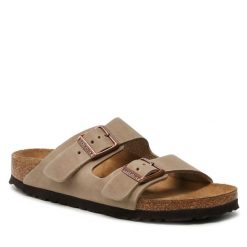 Klapki Birkenstock. Brązowe klapki damskie Birkenstock, bez wzorów, bez obcasa, bez zapięcia. Za 539.99 zł.