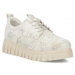 Skórzane półbuty na platformie w kwiaty srebrne DP6846 Filippo. Szare półbuty damskie Filippo, bez wzorów, ze skóry, bez obcasa, na platformie, bez zapięcia. Za 219.99 zł.