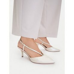 Czółenka Tamaris. Białe czółenka damskie Tamaris, bez wzorów, bez obcasa, bez zapięcia. Za 240.99 zł.