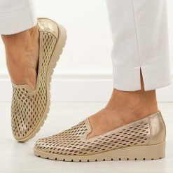 Złote ażurowe półbuty damskie Jezzi 1628-23. Żółte półbuty damskie Jezzi, na jesień, w ażurowe wzory, z jeansu, casualowe, bez obcasa, na koturnie, bez zapięcia. Za 189.00 zł.