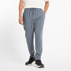 Spodnie męskie New Balance MP51904GT – szare. Szare spodnie materiałowe męskie New Balance, bez wzorów, z materiału. Za 199.99 zł.