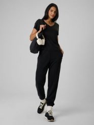 4F Spodnie dresowe joggery z modalem damskie - czarne M. Czarne spodnie dresowe damskie 4F, bez wzorów, z dresówki, sportowe. Za 159.99 zł.