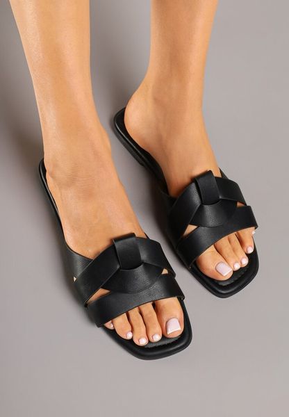 Czarne Klapki Ozdobione Geometryczną Cholewką Orrona. Czarne klapki damskie Renee, bez wzorów, z jeansu, klasyczne, bez obcasa, na płaskiej podeszwie, bez zapięcia. Za 44.99 zł.